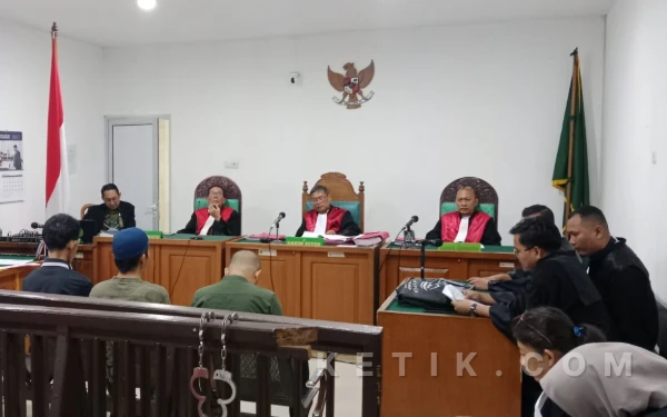 Thumbnail Berita - Pekerja Rokok Ilegal Minta Dibebaskan di Hadapan Majelis Hakim PN Palembang