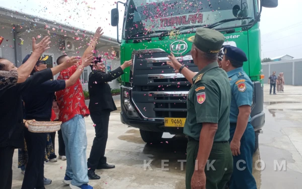 Thumbnail Berita - Wali Kota Dedy Lepas Ekspor Perdana 2 Kontainer Sepatu ke Spanyol, dari Tegal Siap Merajai Pasar Eropa