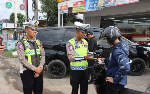 Thumbnail Berita - Panik Lihat Polisi, Pengendara Lawan Arus di Pantura Kendal 'Ngumpet' di Minimarket Hindari ETLE