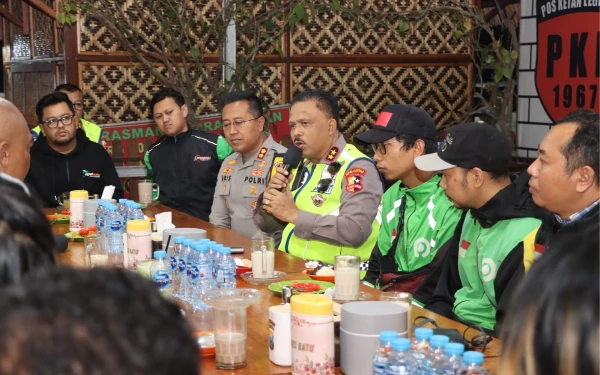 Thumbnail Berita - Kakorlantas Polri Rangkul Ojol Kota Batu, Dorong Tertib Lalu Lintas di Kawasan Wisata