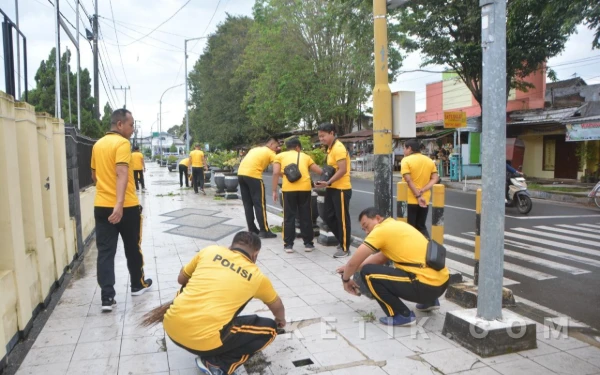 Thumbnail Berita - Dukung Gerakan Indonesia Asri, Polres Bondowoso Gelar Kerja Bakti Lingkungan