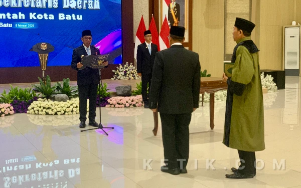 Thumbnail Berita - Wali Kota Batu Resmi Melantik Eko Suhartono sebagai Penjabat Sekretaris Daerah