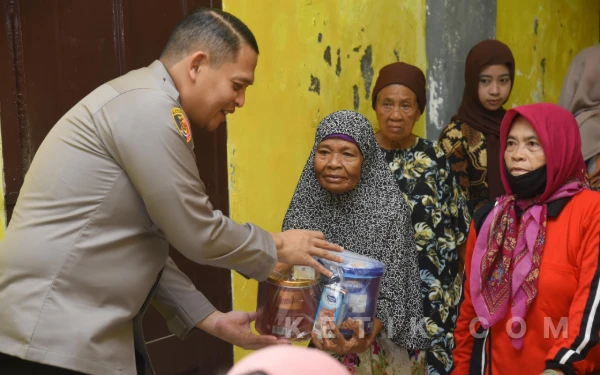 Thumbnail Berita - Sentuh Hati Lansia, Kapolres Bondowoso Buktikan Polri Hadir dengan Empati