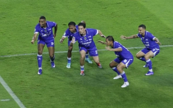 Thumbnail Berita - Persib Kokoh di Puncak Super League usai Tumbangkan Malut United 2-0