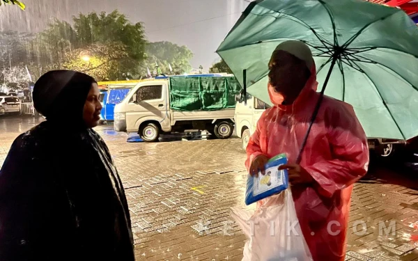 Thumbnail Berita - Penjual Mantel Kresek Kehujanan Pembeli di Mujahadah Kubro 1 Abad NU di Kota Malang