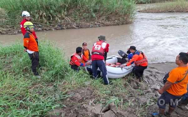 Thumbnail Berita - Petualangan Ban Dalam Berakhir Tragis di Sungai Kendal, Satu Korban Belum Ditemukan