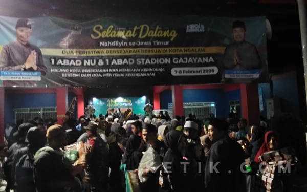 Thumbnail Berita - Hujan Tak Halangi Jemaah Mujahadah Kubro 1 Abad NU Sesaki Stadion Gajayana Malang