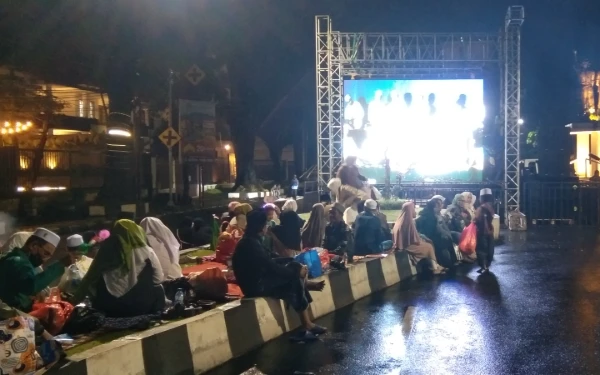 Thumbnail Berita - Cerita Nahdliyin di Stadion Gajayana, Datang Lebih Awal dan Rela Hujan-hujanan demi 1 Abad NU