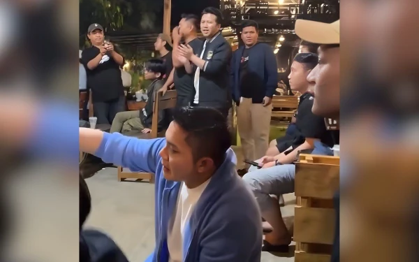 Thumbnail Berita - Malam Mujahadah Kubro 1 Abad NU, Seskab Letkol Teddy dan Emil Dardak Nobar Timnas di Malang