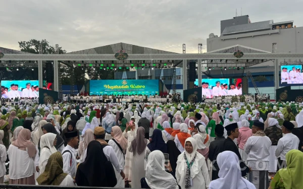 Thumbnail Berita - Stadion Gajayana Putih-Hijau Dipenuhi Jemaah Mujahadah Kubro 1 Abad NU
