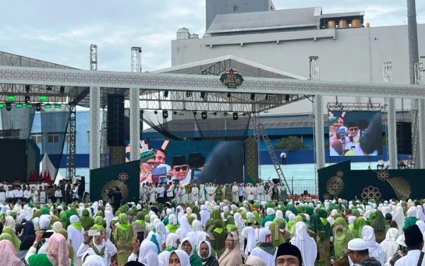 Thumbnail Berita - Gagah! Presiden Prabowo Naik Maung Garuda Putih Masuk ke Tengah Stadion Gajayana di Harlah 1 Abad NU