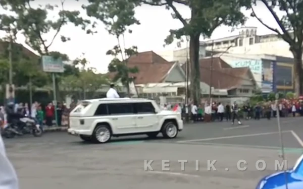 Thumbnail Berita - Naik Maung Garuda, Prabowo Sapa dan Bagi Kaus ke Jemaah 1 Abad NU di Kota Malang