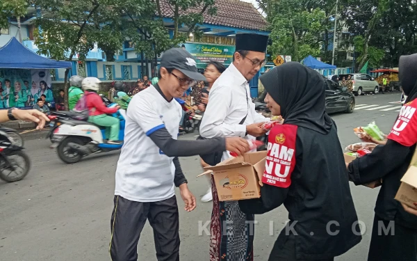 Thumbnail Berita - Pagar Nusa Malang Raya Bagikan Roti ke Jemaah Mujahadah Kubro 1 Abad NU dan Masyarakat Umum