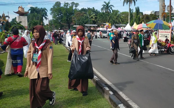 Thumbnail Berita - Di Balik Khidmat Mujahadah 1 Abad NU, Ratusan Anggota Pramuka Jadi Penjaga Kenyamanan Jemaah
