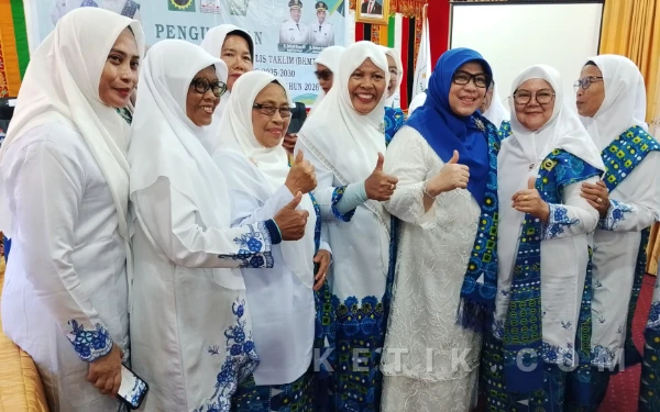 Thumbnail Berita - Bupati Aceh Singkil Kukuhkan Hj Umi Maimah sebagai Ketua BKMT