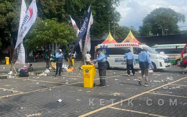 Thumbnail Berita - Pasukan DLH Kota Malang Gaspol Bersihkan 70 Ton Sampah Usai Mujahadah Kubro 1 Abad NU
