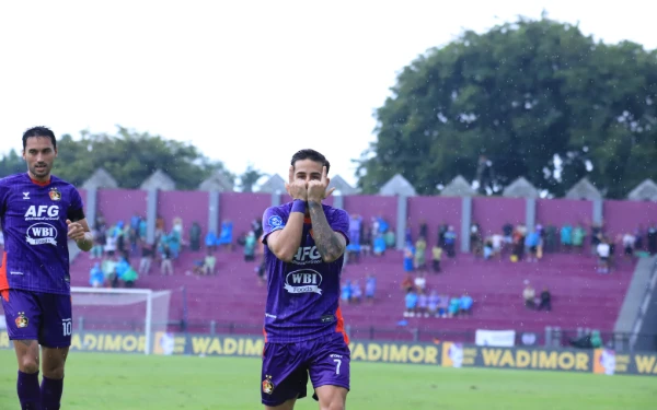 Thumbnail Berita - Ernesto Gomez Tampil Impresif di Laga Debut Bersama Persik, Cetak 1 Gol dan Raih Player Of The Match