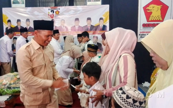 Thumbnail Berita - Rayakan HUT Ke-18, DPC Gerindra Tulungagung Santuni Anak Yatim dan Konsolidasi Kekuatan Politik