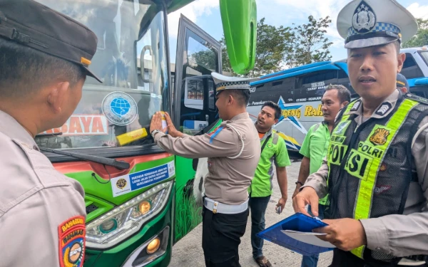 Thumbnail Berita - Polres Madiun Gelar Ramp Check Bus di Terminal Madiun