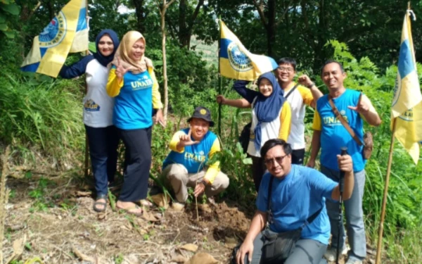 IKA Unair Tulungagung bersama Komunitas Peduli Lingkungan Hijaukan Bukit Dondong