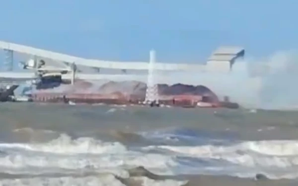 Thumbnail Berita - Tongkang Batu Bara SIG Terbakar, Ribuan Warga Jenu Tuban Terpapar Polusi