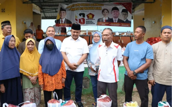Thumbnail Berita - Rayakan HUT ke-18, Ketua DPD Gerindra Kepri Distribusikan 17.000 Paket Sembako