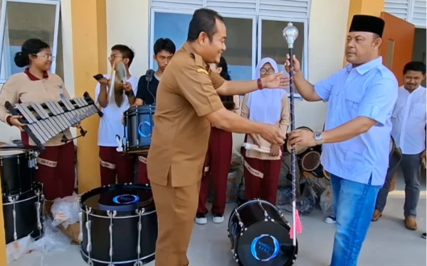 Thumbnail Berita - Ketua DPRD Kepri Tinjau dan Serahkan Alat Marching Band untuk SMAN 29 Batam