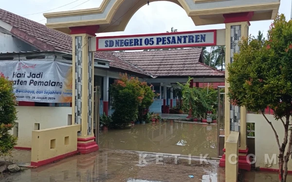 Hampir Sebulan Terendam, Ratusan Warga Desa Pesantren di Pemalang Bertahan di Tengah Kepungan Air