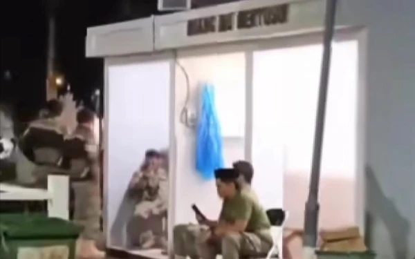 Thumbnail Berita - Viral! Oknum Satpol PP Kota Malang Merokok di Ruang Laktasi Alun-alun Merdeka, Kini Kena Batunya