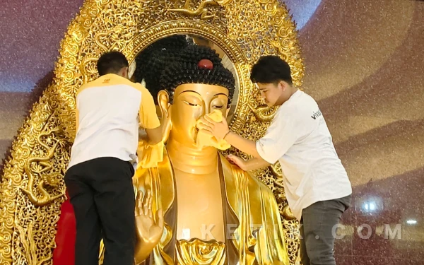 Thumbnail Berita - Sambut Tahun Baru Imlek, Vihara Buddhayana di Surabaya Bersihkan Ratusan Rupang