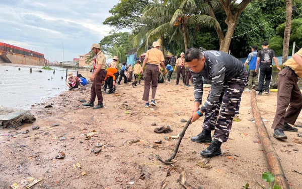 Thumbnail Berita - Kompak! Warga dan Pelajar Bersama Lanal Palembang Bersihkan "Pantai Pusri"