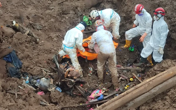 Thumbnail Berita - Basarnas Serahkan Total 99 Bodypack Korban Longsor Cisarua ke Tim DVI