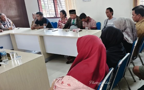 Thumbnail Berita - Dianggap Berhasil, Pj Kades di Jember Justru 'Didemo' Warga ke Kantor Kecamatan