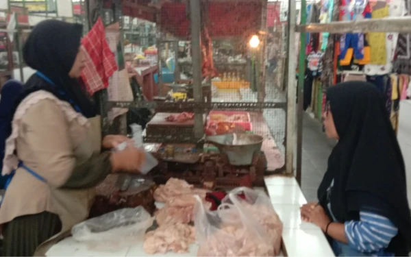 Thumbnail Berita - Waduh! Harga Daging Ayam di Kota Malang Tembus Rp42 Ribu Per Kilogram, Pembeli Hanya Bisa Pasrah