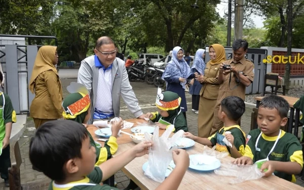 Thumbnail Berita - Siswa ULP SMKN 1 Buduran Kaget, Kadisdik Jatim Aries Agung Datangi Langsung Praktik Kerja Nyata