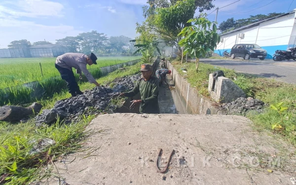 Antisipasi Banjir, Anggota TNI-Polri dan Satpol PP Kecamatan Kalitidu Gelar Kerja Bakti