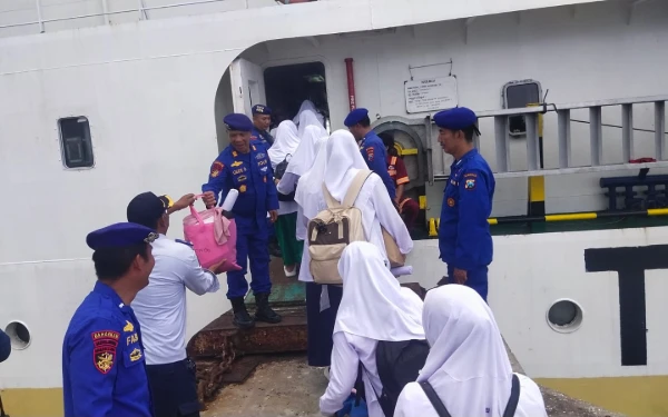 Thumbnail Berita - Humanis, Satpolairud Polres Situbondo Amankan Kepulangan Ratusan Santri di Pelabuhan Jangkar