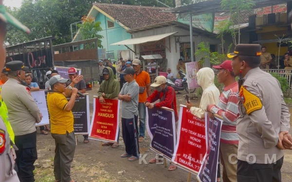 Thumbnail Berita - Soroti Dugaan Ketertutupan Dana Desa, Warga Ramban Kulon Turun ke Jalan