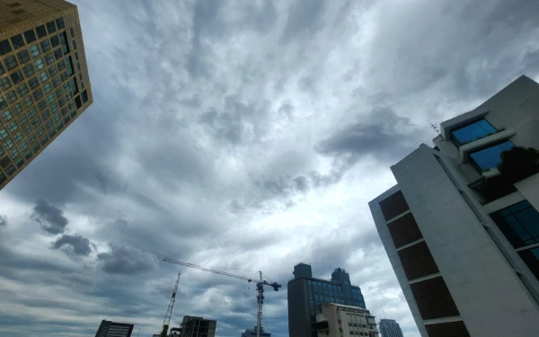 Thumbnail Berita - Prakiraan Cuaca 11 Februari 2026: Jakarta Cerah Berawan, Denpasar Bali Hujan Ringan