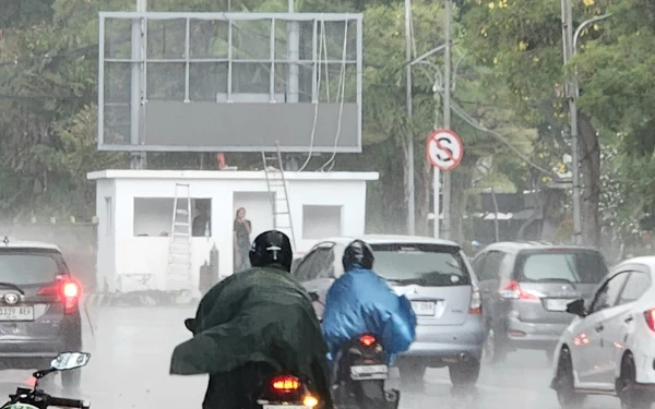 Thumbnail Berita - Prakiraan Cuaca Hari Ini 11 Februari 2026: Surabaya Hujan Ringan, Malang Hujan Ringan