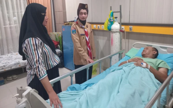 Thumbnail Berita - Jenguk Petugas Damkar Kota Kediri Tersengat Tawon Vespa, Mbak Wali: Mereka Garda Melayani Masyarakat