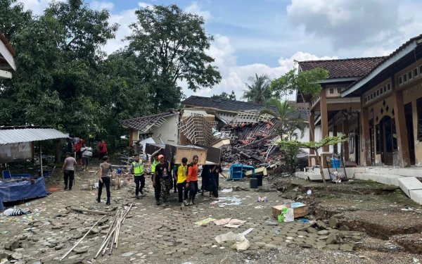 Thumbnail Berita - Aksi Sigap Polres Tegal: Evakuasi Warga Padasari di Tengah Ancaman Tanah Bergerak