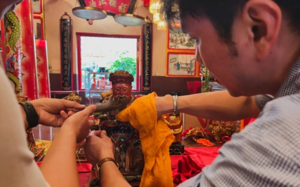 Thumbnail Berita - Jelang Imlek 2577, Umat Tionghoa Kelenteng Eng An Kiong Kota Malang Ritual Bersihkan Rupang