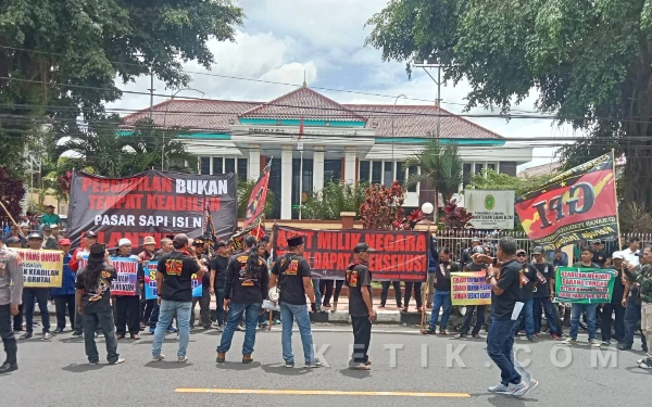 Thumbnail Berita - Ratusan Massa GPI Kepung PN Blitar, Soroti Dugaan Kejanggalan Putusan Sengketa Aset di Jalan Mastrip