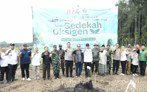 Thumbnail Berita - PWI Bondowoso Tanam Ribuan Pohon, Wariskan Udara Bersih untuk Generasi Mendatang