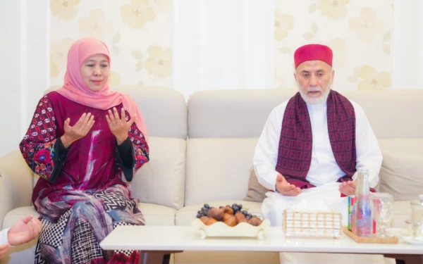 Thumbnail Berita - Khofifah Hadiri Haul dan Harlah Bumi Sholawat, Peran Pesantren Dinilai Kunci Bangun Karakter Bangsa