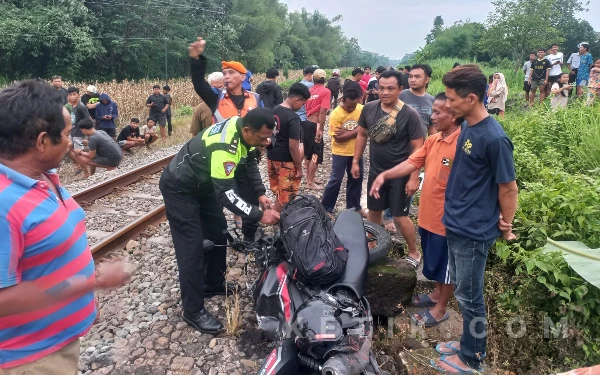 Thumbnail Berita - Tertabrak KA Singasari di Perlintasan Tanpa Palang, Warga Nglegok Meninggal Dunia di TKP