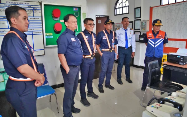 Thumbnail Berita - Inspeksi Lintas Kesiapan Masa Angkutan Lebaran 2026, KAI Waspadai Dampak Cuaca Ekstrem