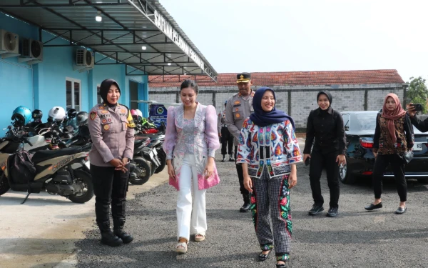 Thumbnail Berita - Ketua Bhayangkari Jateng Pantau Distribusi Makan Bergizi Gratis di SPPG Kendal