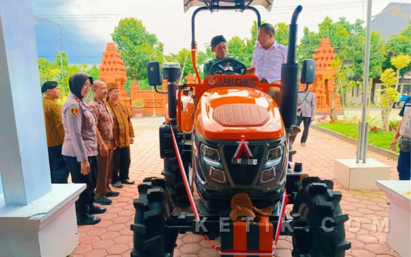 Thumbnail Berita - Wujudkan Swasembada Pangan, Wakil Bupati Tulungagung Serahkan Bantuan Traktor Modern di Desa Sanggrahan